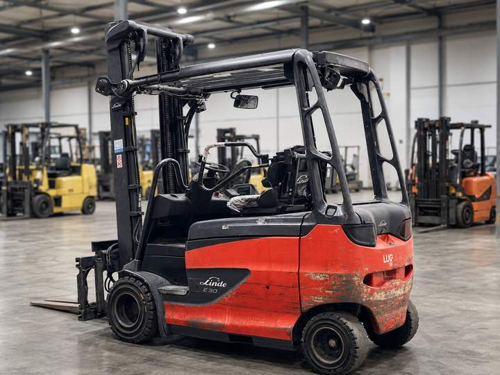 Linde E30 – hinten links